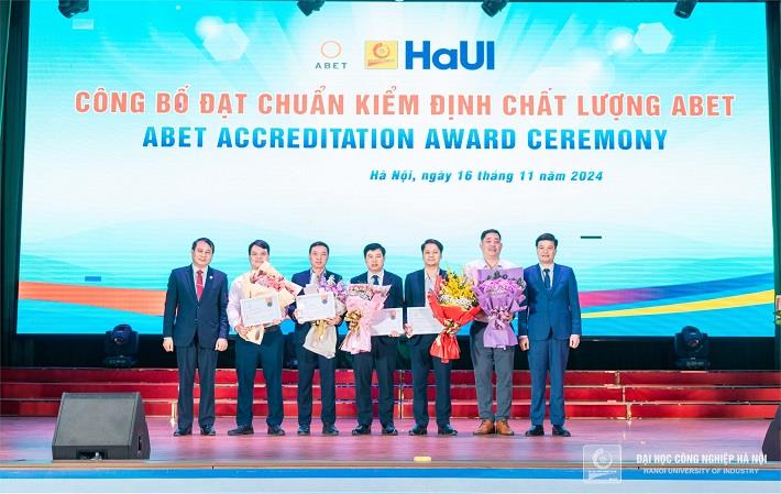 [tapchicongthuong] Đại học Công nghiệp Hà Nội: Có thêm 6 chương trình thạc sĩ đạt chuẩn quốc gia và 5 chương trình đạt chuẩn quốc tế