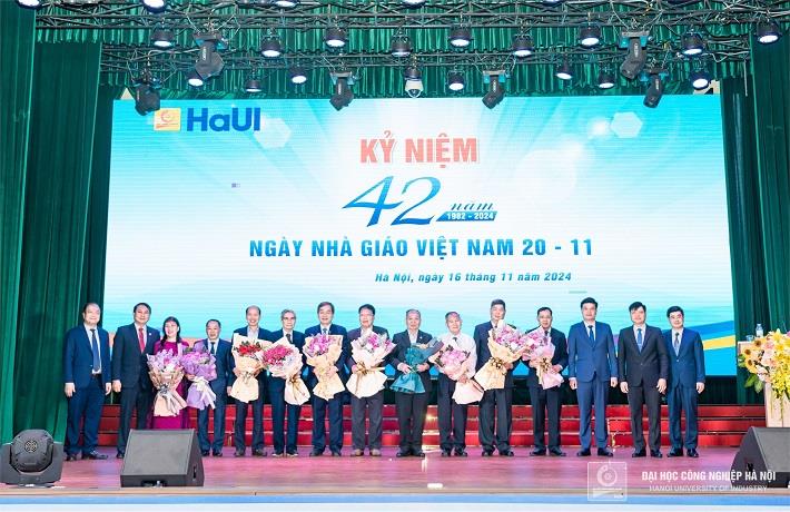 [tapchicongthuong] Đại học Công nghiệp Hà Nội: Có thêm 6 chương trình thạc sĩ đạt chuẩn quốc gia và 5 chương trình đạt chuẩn quốc tế