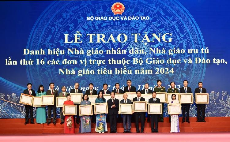 [baodautu] Vinh danh Nhà giáo nhân dân, Nhà giáo ưu tú, cán bộ quản lý tiêu biểu năm 2024