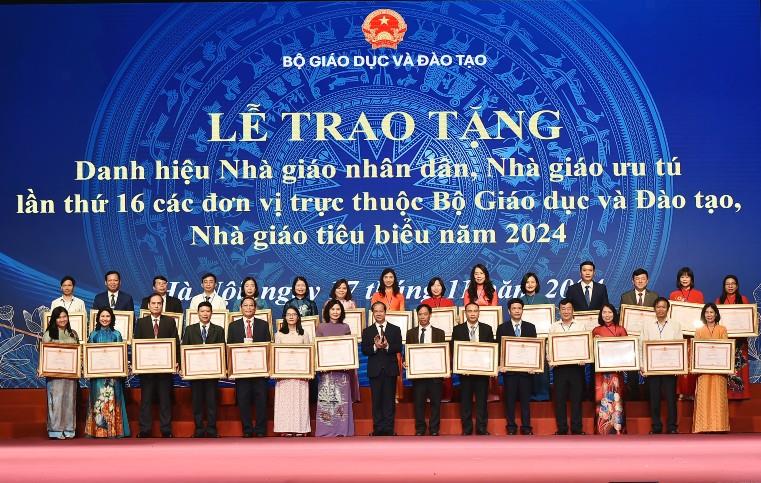 [baodautu] Vinh danh Nhà giáo nhân dân, Nhà giáo ưu tú, cán bộ quản lý tiêu biểu năm 2024