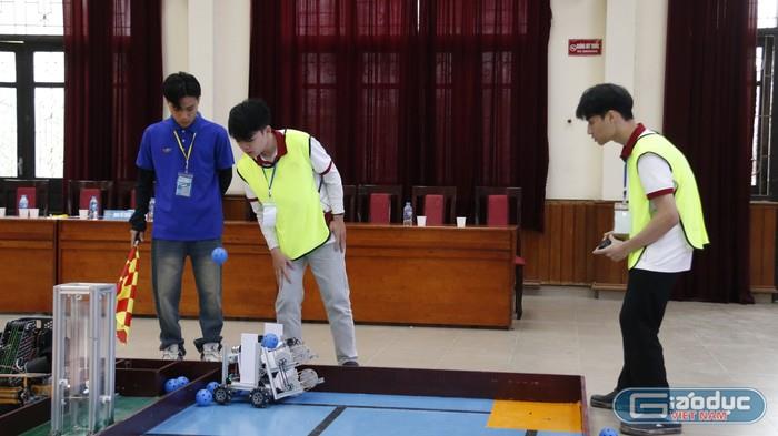 [giaoduc] Trường ĐH Công nghiệp Hà Nội thắng lớn tại cuộc thi `Robot ném bóng Pickleball`