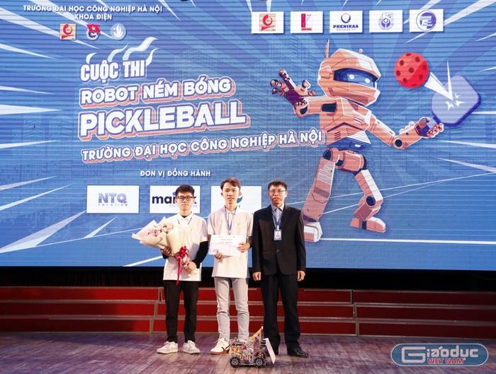 [giaoduc] Trường ĐH Công nghiệp Hà Nội thắng lớn tại cuộc thi `Robot ném bóng Pickleball`