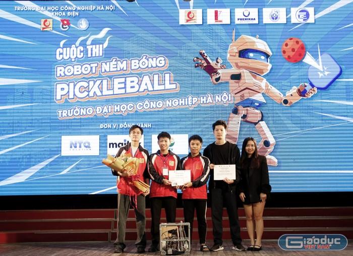 [giaoduc] Trường ĐH Công nghiệp Hà Nội thắng lớn tại cuộc thi `Robot ném bóng Pickleball`