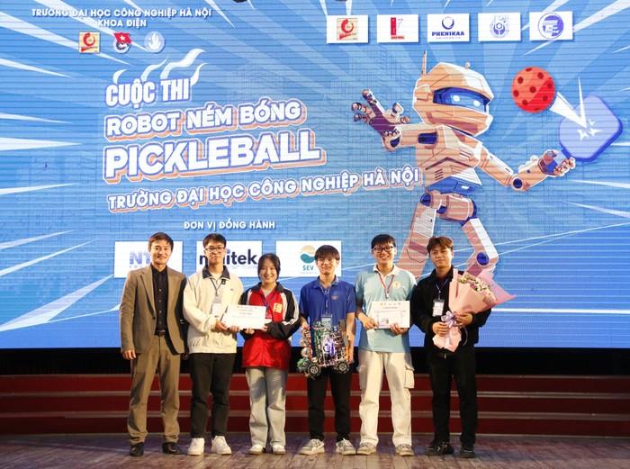 [giaoduc] Trường ĐH Công nghiệp Hà Nội thắng lớn tại cuộc thi `Robot ném bóng Pickleball`