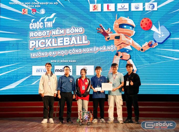 [giaoduc] Trường ĐH Công nghiệp Hà Nội thắng lớn tại cuộc thi `Robot ném bóng Pickleball`