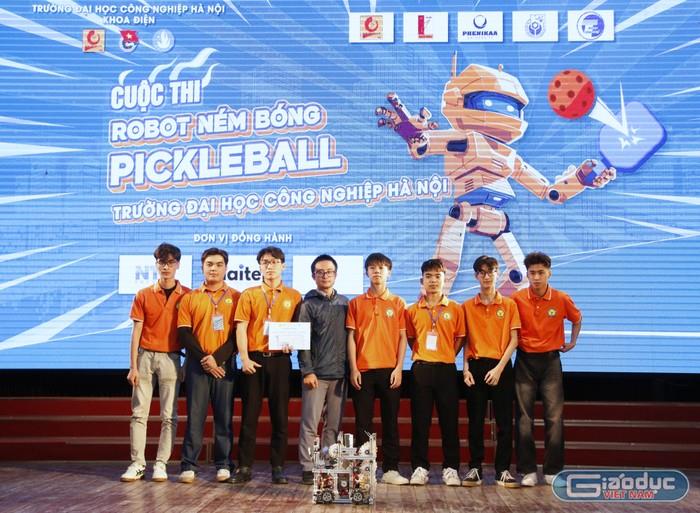 [giaoduc] Trường ĐH Công nghiệp Hà Nội thắng lớn tại cuộc thi `Robot ném bóng Pickleball`