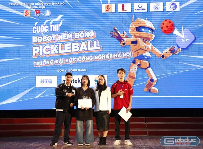 [giaoduc] Trường ĐH Công nghiệp Hà Nội thắng lớn tại cuộc thi `Robot ném bóng Pickleball`