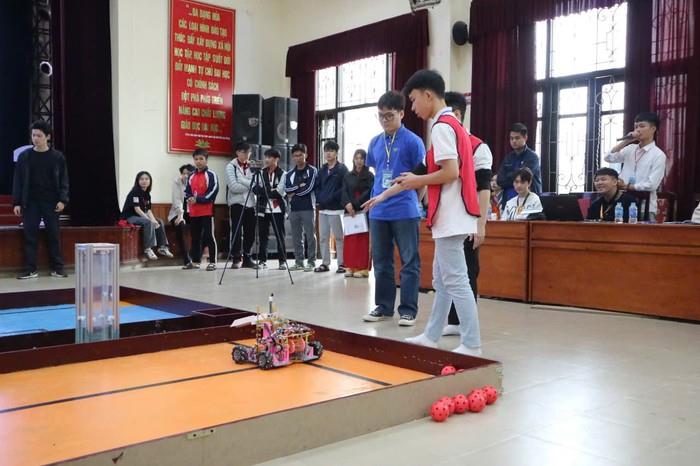 [giaoduc] Trường ĐH Công nghiệp Hà Nội thắng lớn tại cuộc thi `Robot ném bóng Pickleball`