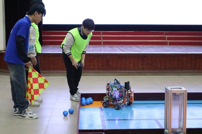 [giaoduc] Trường ĐH Công nghiệp Hà Nội thắng lớn tại cuộc thi `Robot ném bóng Pickleball`