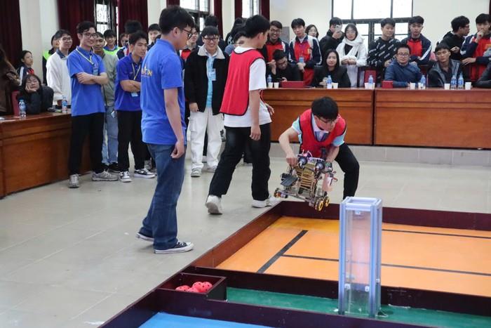 [giaoduc] Trường ĐH Công nghiệp Hà Nội thắng lớn tại cuộc thi `Robot ném bóng Pickleball`