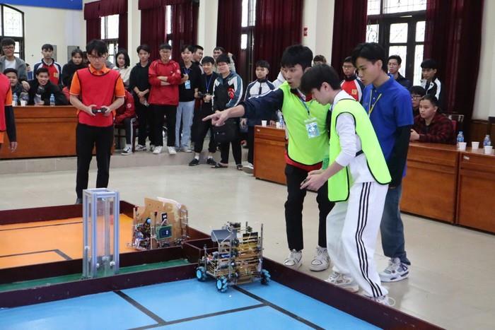 [giaoduc] Trường ĐH Công nghiệp Hà Nội thắng lớn tại cuộc thi `Robot ném bóng Pickleball`