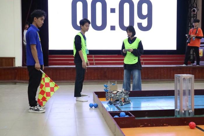 [giaoduc] Trường ĐH Công nghiệp Hà Nội thắng lớn tại cuộc thi `Robot ném bóng Pickleball`