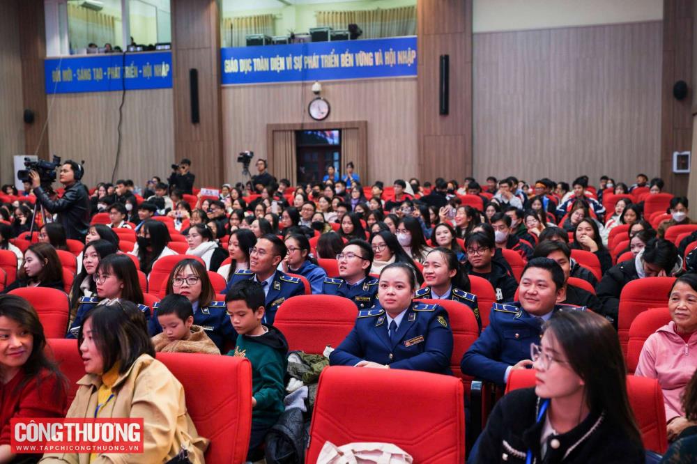 [tapchicongthuong] Sôi nổi cuộc thi nâng cao hiểu biết pháp luật bảo vệ quyền lợi người tiêu dùng