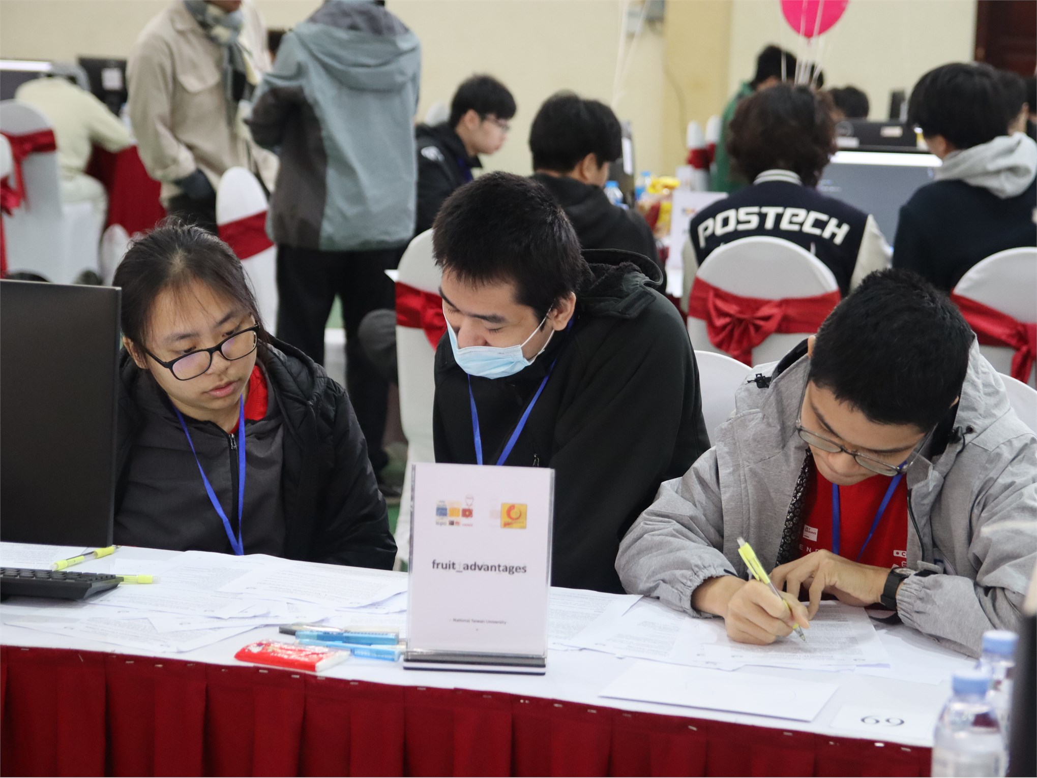 [congnghevadoisong] ICPC Asia Hanoi 2024: Đội Penguin Feeders của Đại học Quốc gia Singapore đang tạm dẫn đầu sau 4 tiếng tranh tài