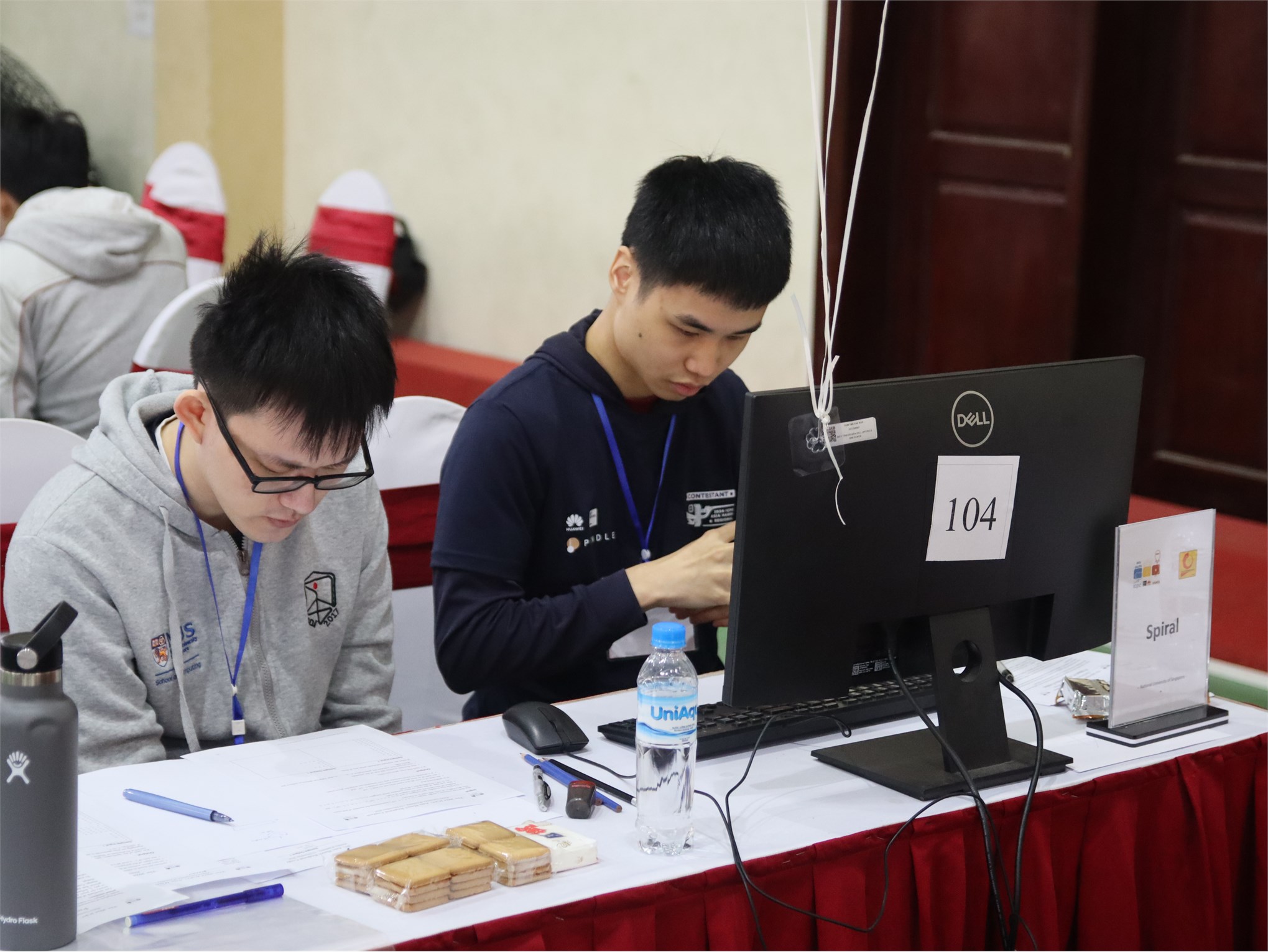 [congnghevadoisong] ICPC Asia Hanoi 2024: Đội Penguin Feeders của Đại học Quốc gia Singapore đang tạm dẫn đầu sau 4 tiếng tranh tài