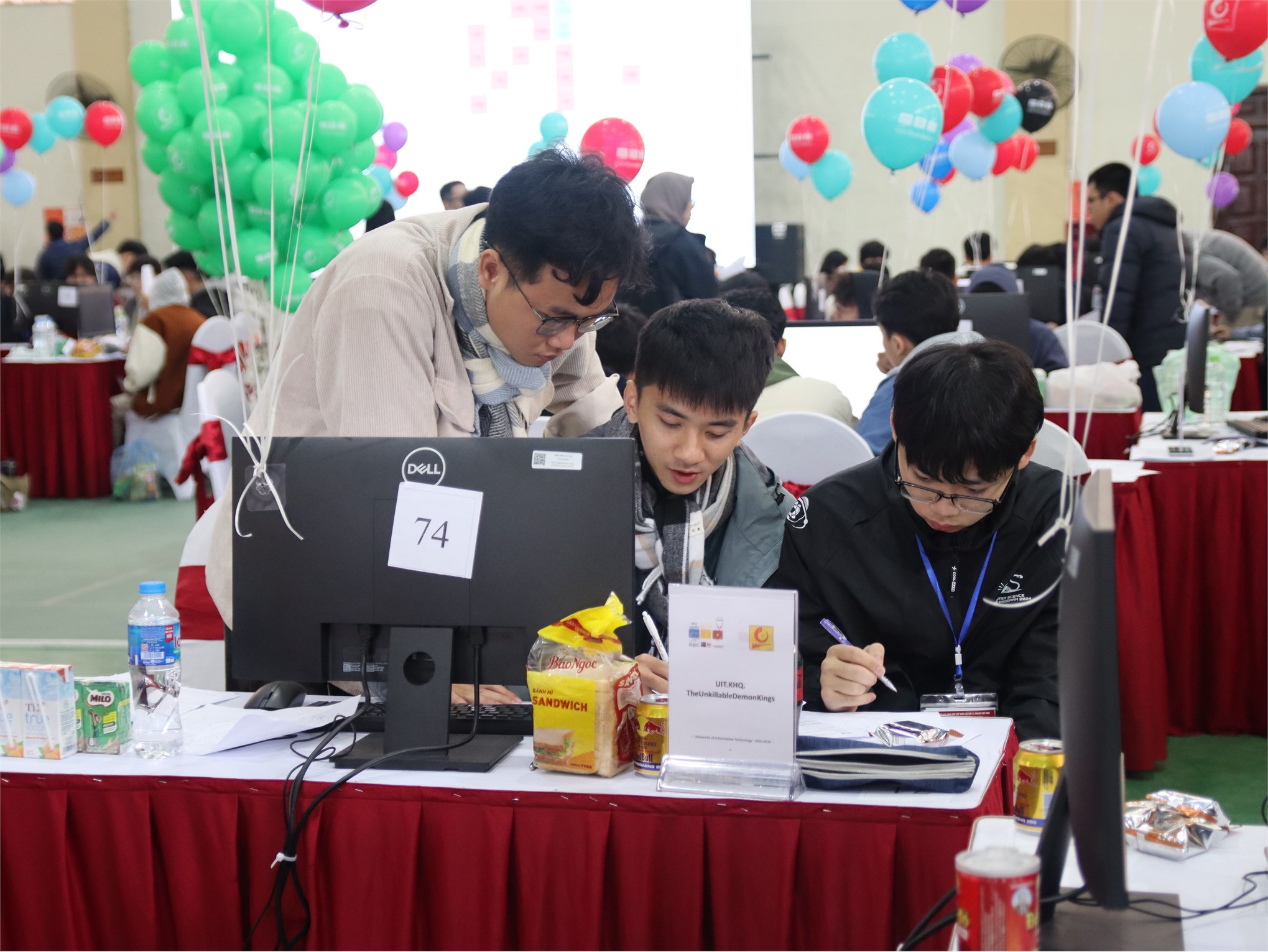 [congnghevadoisong] ICPC Asia Hanoi 2024: Đội Penguin Feeders của Đại học Quốc gia Singapore đang tạm dẫn đầu sau 4 tiếng tranh tài