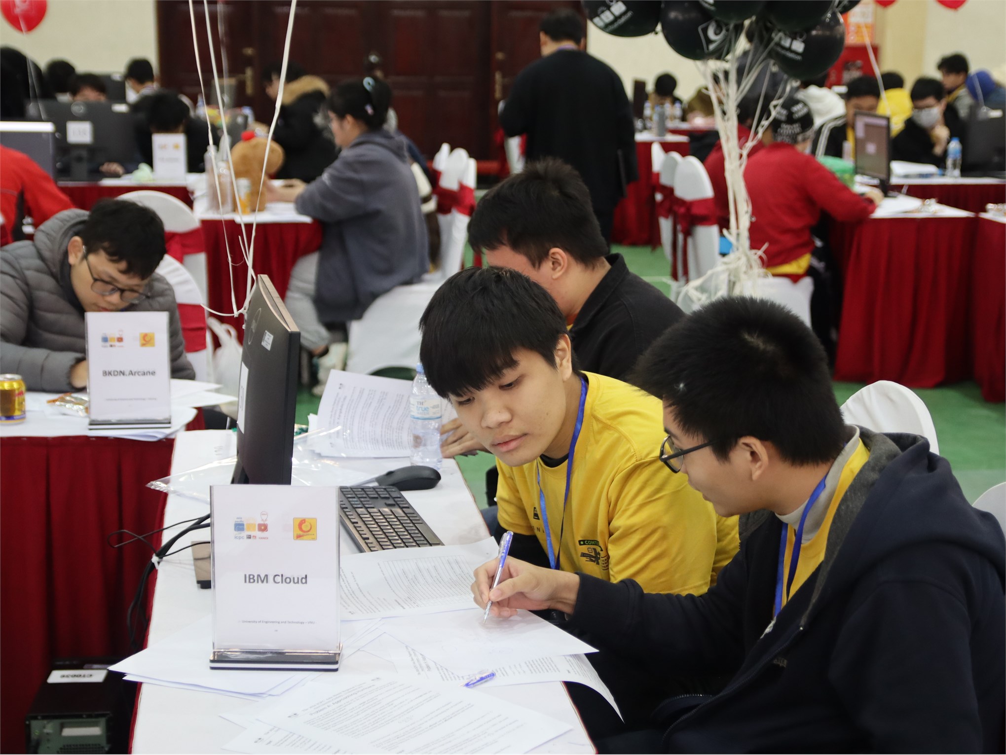 [congnghevadoisong] ICPC Asia Hanoi 2024: Đội Penguin Feeders của Đại học Quốc gia Singapore đang tạm dẫn đầu sau 4 tiếng tranh tài