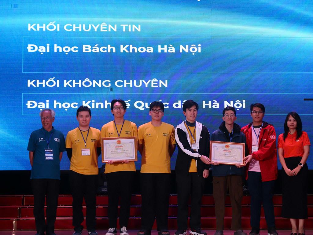 [neu]Đội sinh viên Toán Kinh tế K65 đạt Giải nhất Olympic Tin học không chuyên toàn quốc (13.12.2024)