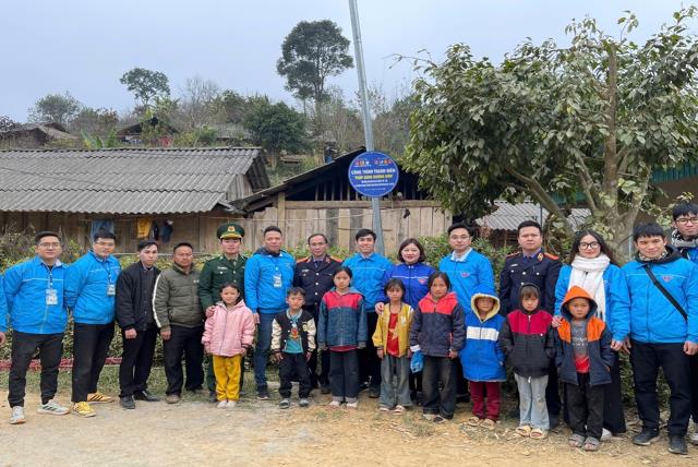 [vkssonla] VKSND huyện Mộc Châu phối hợp tổ chức chương trình “Đông ấm vùng cao” tại xã Chiềng Sơn, Chiềng Khừa, huyện Mộc Châu