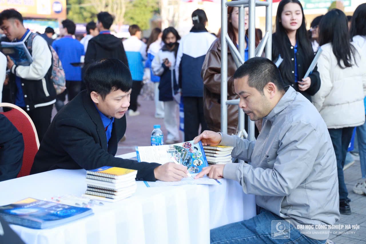 HaUI provides Admission Counseling for 2025 in Thanh Hoa and Nghe An