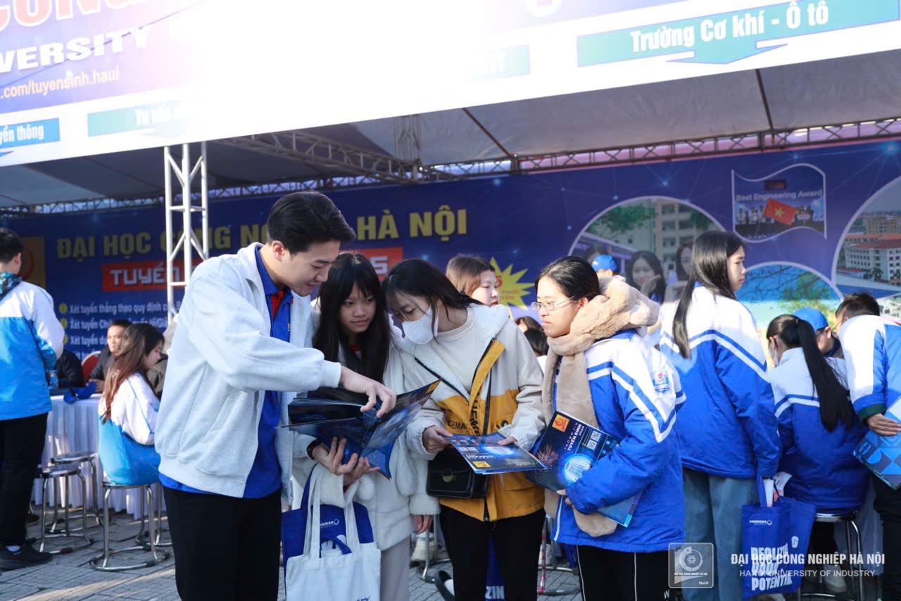 HaUI provides Admission Counseling for 2025 in Thanh Hoa and Nghe An