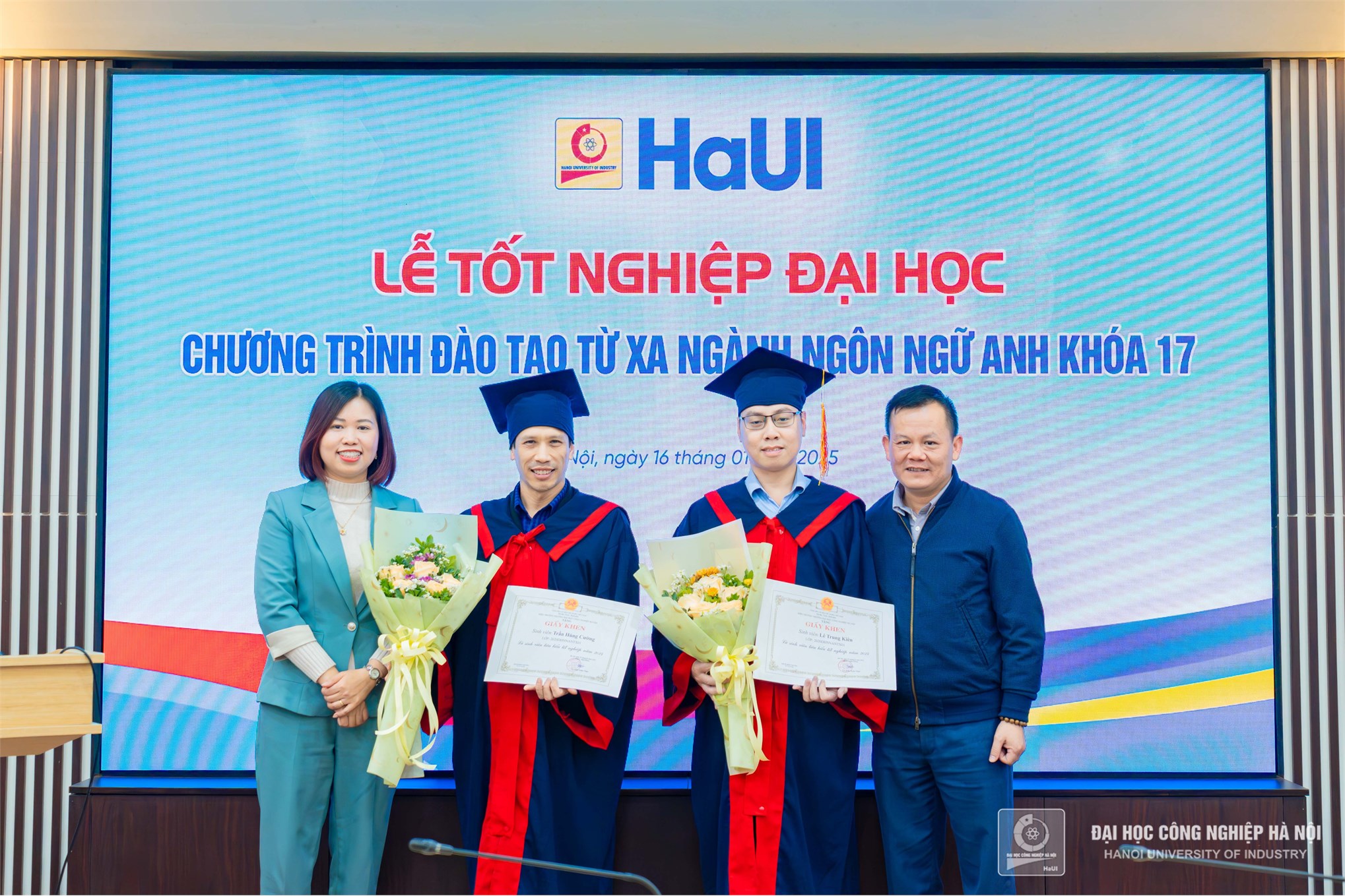 29 tân Cử nhân chương trình đào tạo từ xa ngành Ngôn ngữ Anh hân hoan trong Lễ trao bằng Tốt nghiệp đại học năm 2024