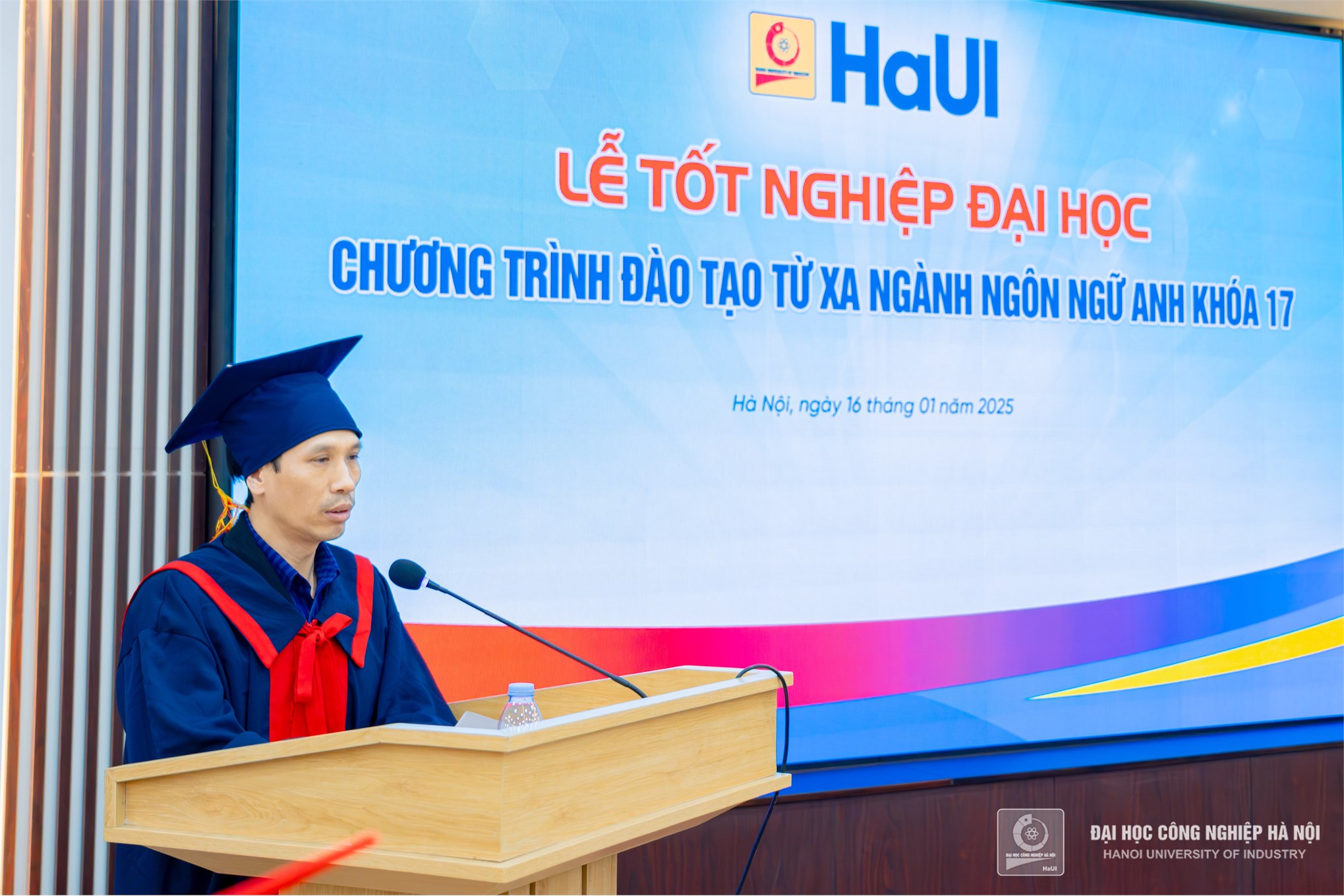 29 tân Cử nhân chương trình đào tạo từ xa ngành Ngôn ngữ Anh hân hoan trong Lễ trao bằng Tốt nghiệp đại học năm 2024