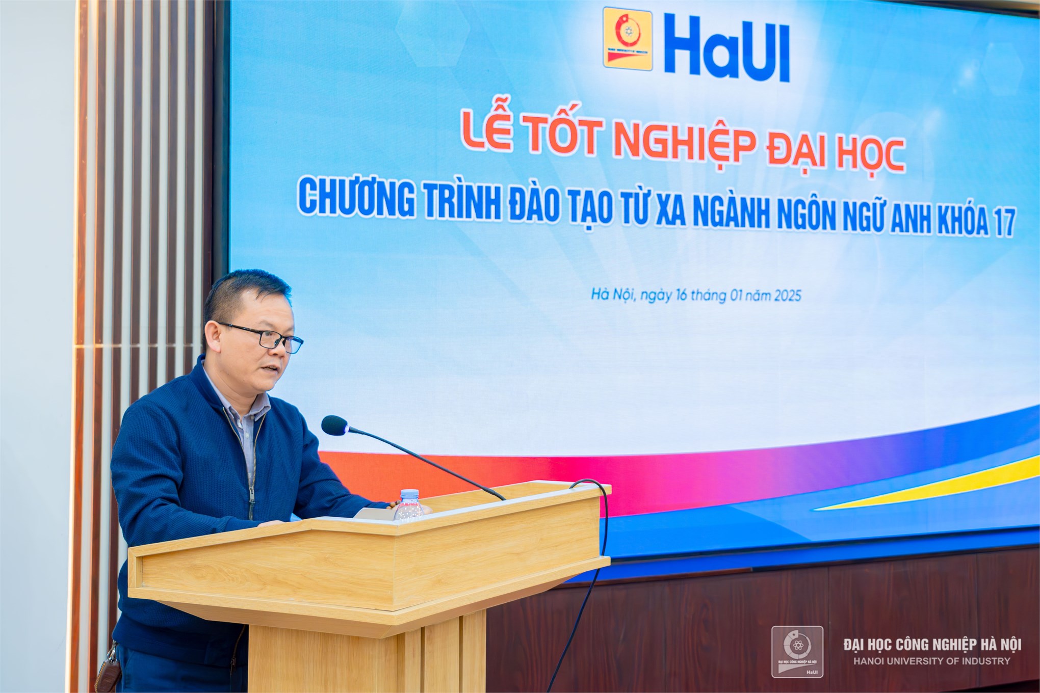 29 tân Cử nhân chương trình đào tạo từ xa ngành Ngôn ngữ Anh hân hoan trong Lễ trao bằng Tốt nghiệp đại học năm 2024