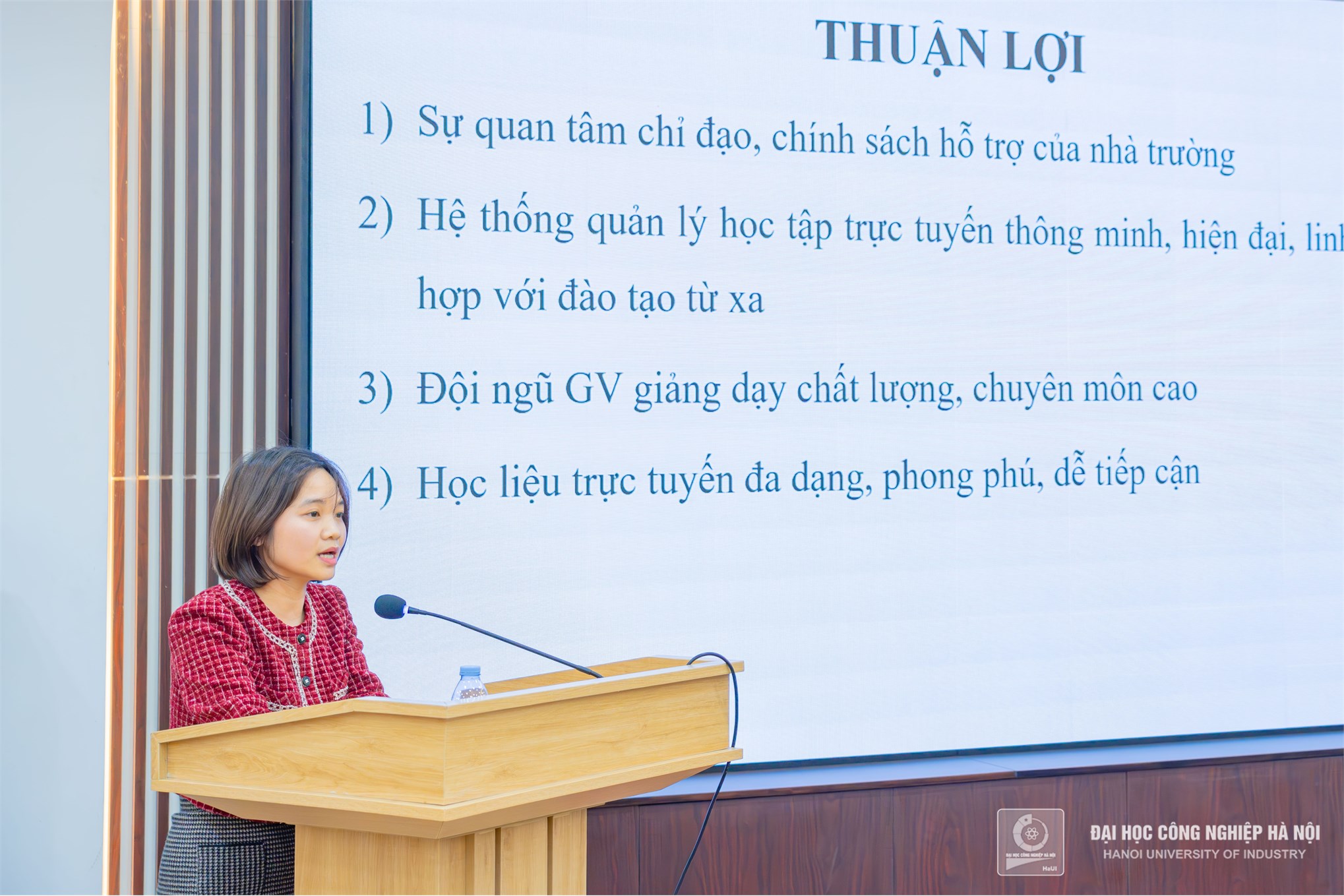 29 tân Cử nhân chương trình đào tạo từ xa ngành Ngôn ngữ Anh hân hoan trong Lễ trao bằng Tốt nghiệp đại học năm 2024