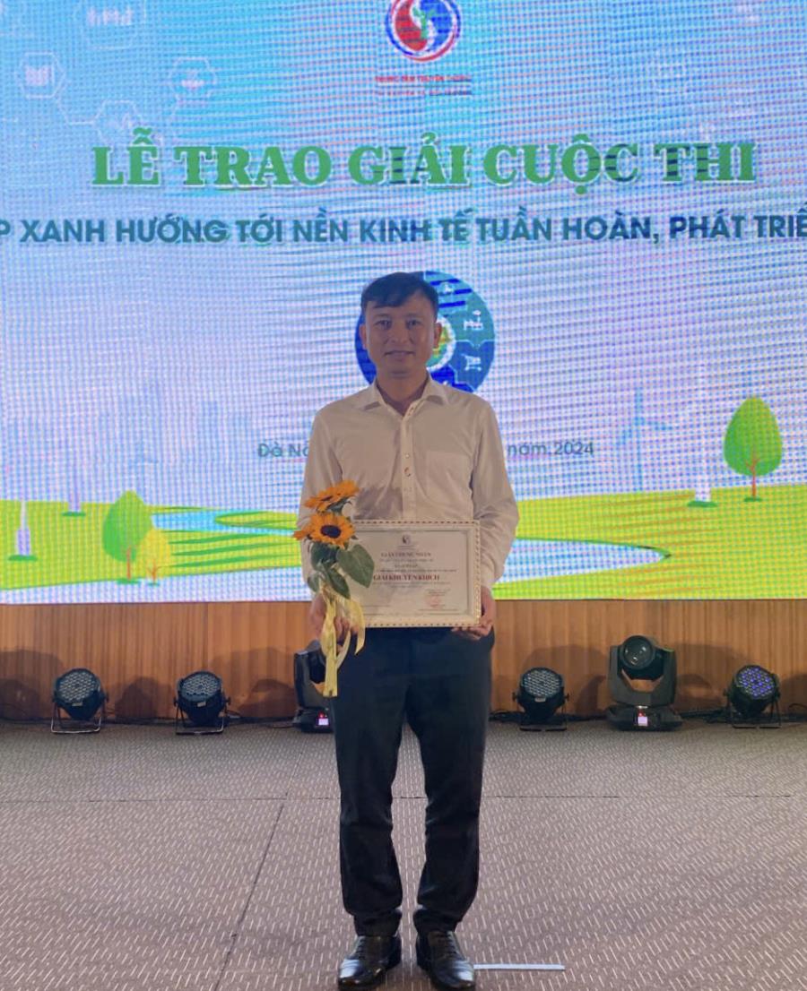 [danviet] Thầy giáo chiết tách tinh dầu và viên thanh nén từ vỏ cam bưởi, ấp ủ doanh nghiệp khởi nghiệp