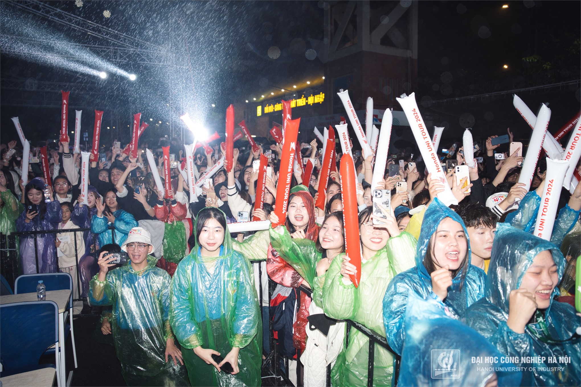 Sinh viên HaUI bùng cháy cùng đại nhạc hội Uni Tour 2025