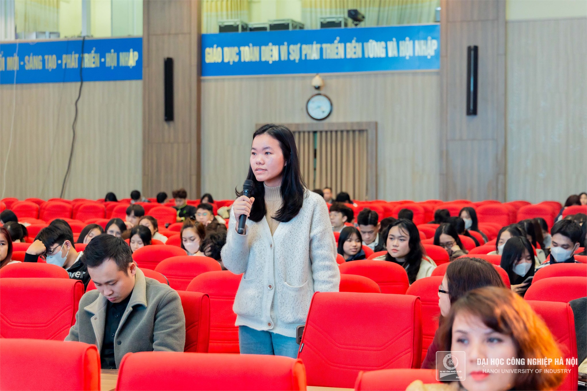 Chuyên gia Hoa Kỳ chỉ ra “điểm sáng` cho logistics Việt Nam và những bài học cho sinh viên HaUI