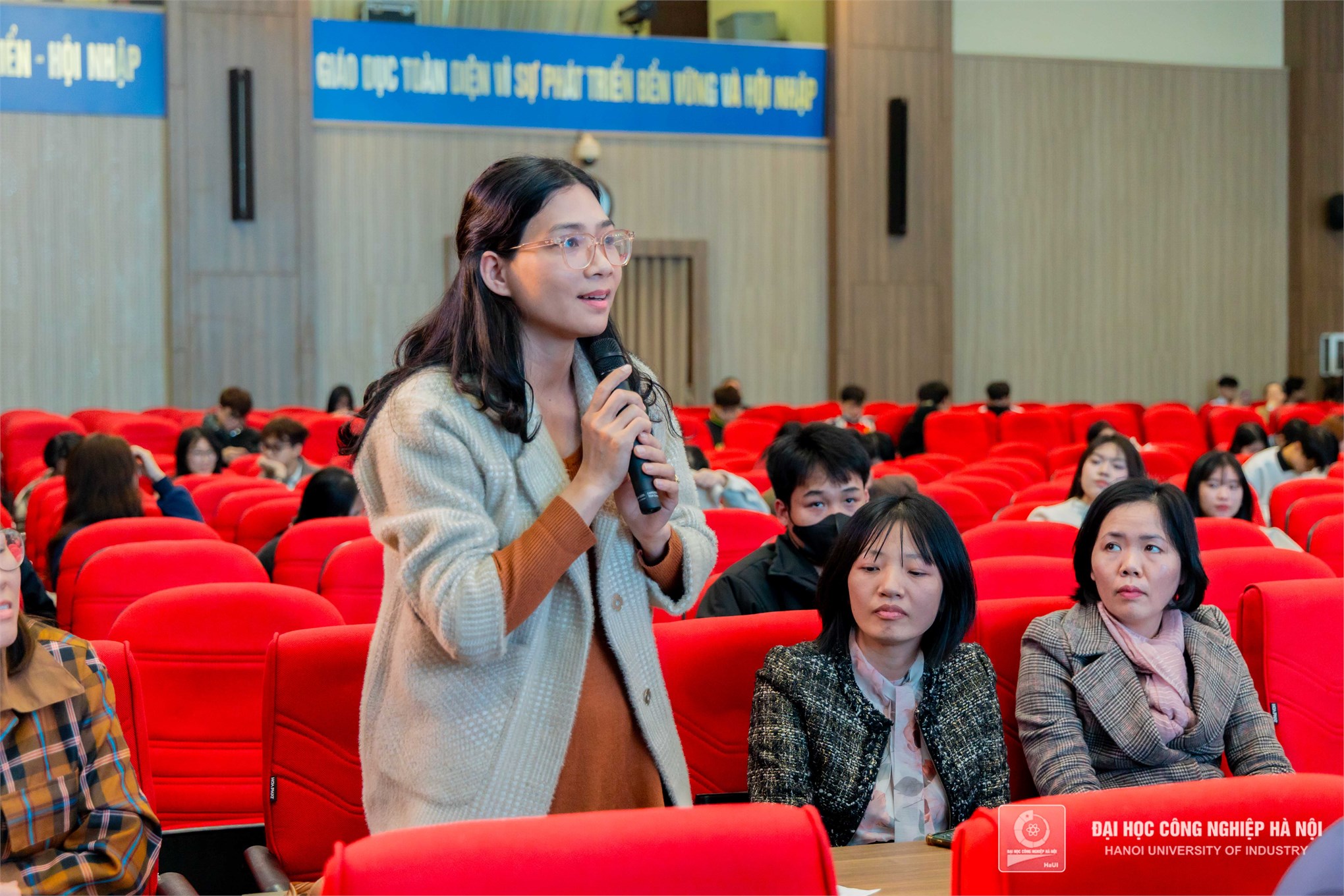 Chuyên gia Hoa Kỳ chỉ ra “điểm sáng` cho logistics Việt Nam và những bài học cho sinh viên HaUI