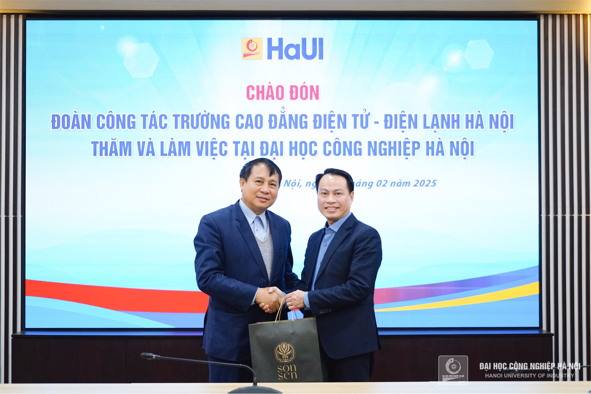 Trường Đại học Công nghiệp Hà Nội đón tiếp và làm việc với Trường Cao đẳng Điện tử - Điện lạnh Hà Nội