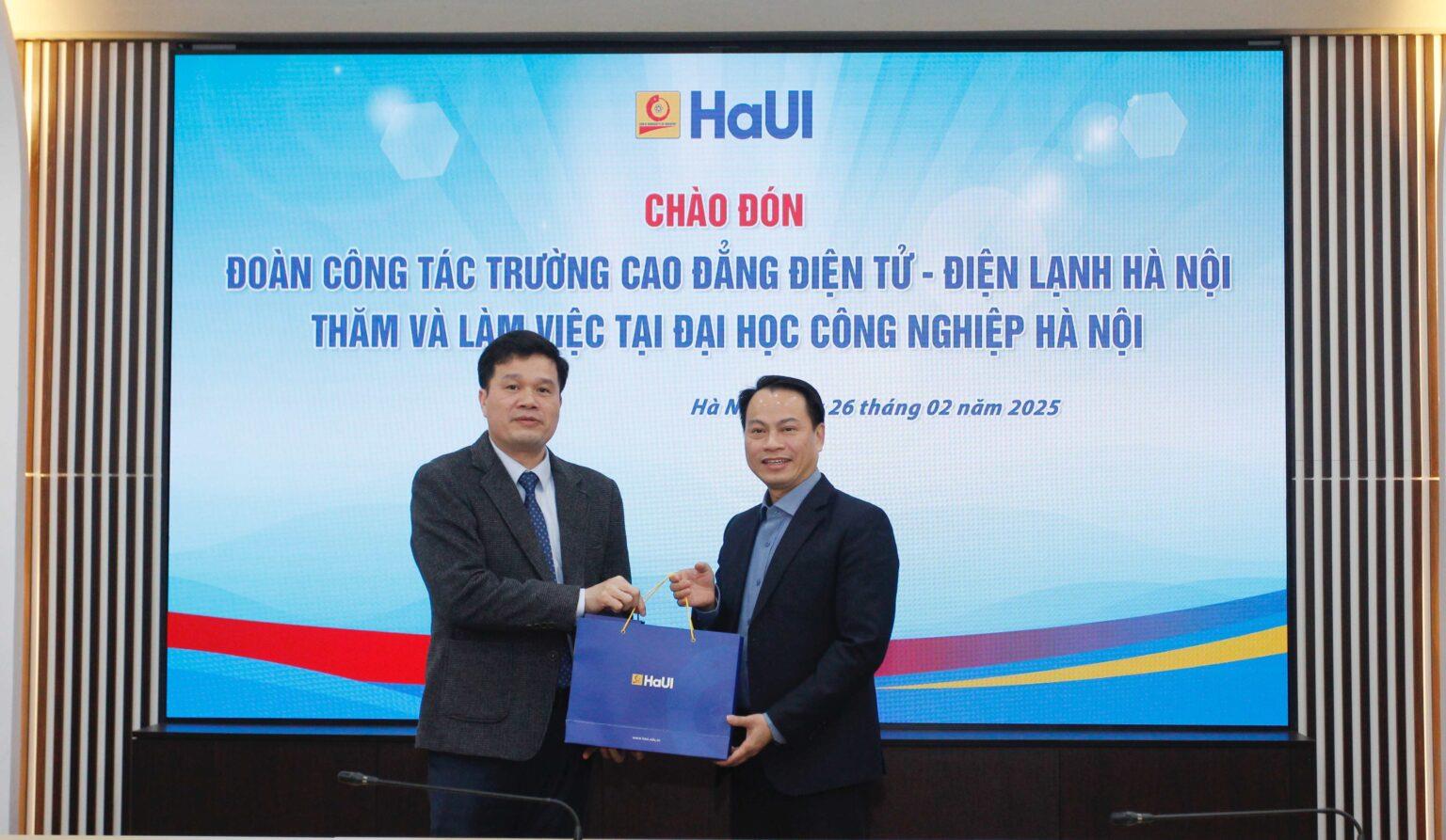 [dtdl] Nhà trường tham quan, học tập kinh nghiệm và trao đổi hợp tác tại các trường Đại học, Cao đẳng trên địa bàn Hà Nội