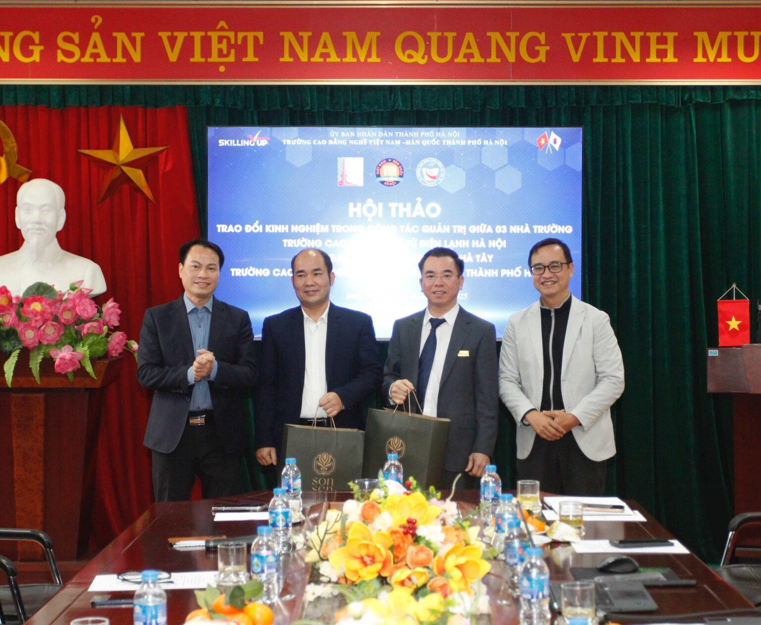 [dtdl] Nhà trường tham quan, học tập kinh nghiệm và trao đổi hợp tác tại các trường Đại học, Cao đẳng trên địa bàn Hà Nội