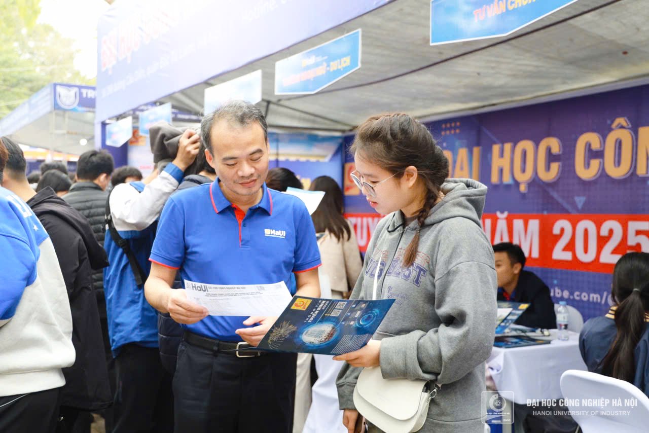 Hàng nghìn học sinh và phụ huynh tìm hiểu 62 ngành/chương trình đào tạo năm 2025 của HaUI. Ngành Điện, Điện tử và Công nghệ thông tin được quan tâm đặc biệt