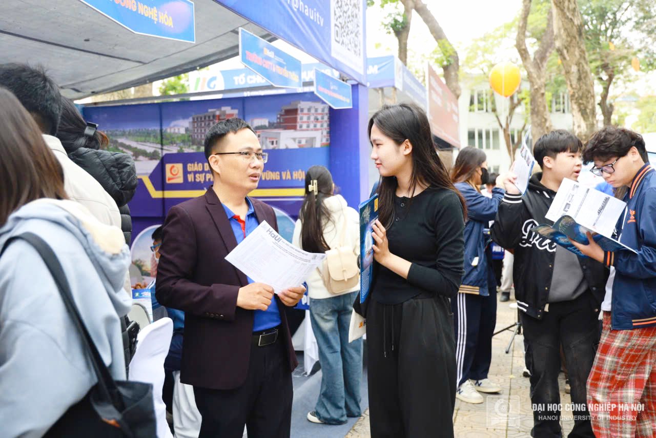 Hàng nghìn học sinh và phụ huynh tìm hiểu 62 ngành/chương trình đào tạo năm 2025 của HaUI. Ngành Điện, Điện tử và Công nghệ thông tin được quan tâm đặc biệt