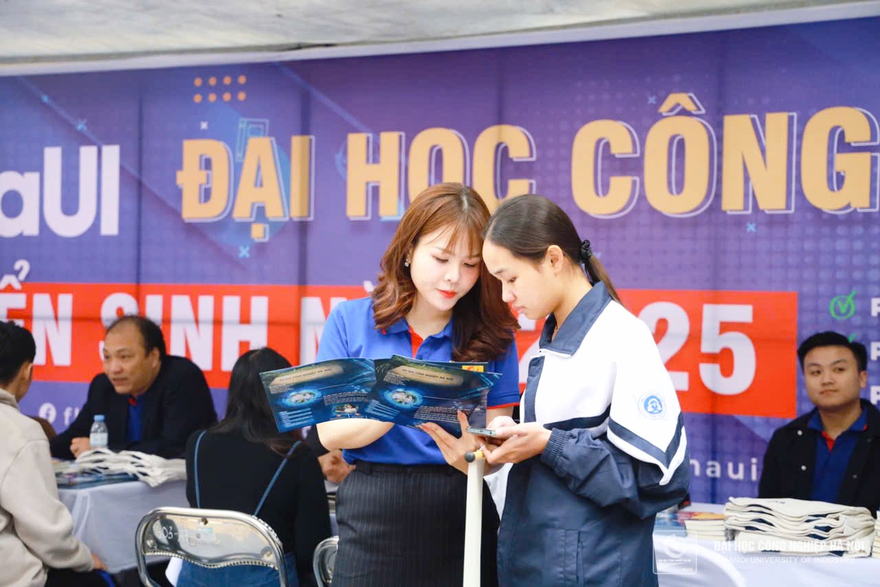 Hàng nghìn học sinh và phụ huynh tìm hiểu 62 ngành/chương trình đào tạo năm 2025 của HaUI. Ngành Điện, Điện tử và Công nghệ thông tin được quan tâm đặc biệt