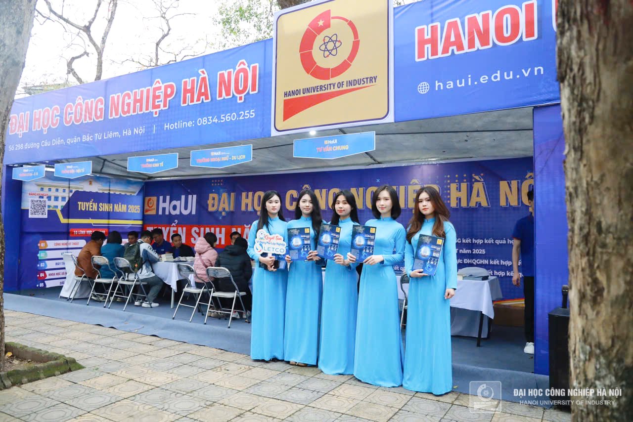 Hàng nghìn học sinh và phụ huynh tìm hiểu 62 ngành/chương trình đào tạo năm 2025 của HaUI. Ngành Điện, Điện tử và Công nghệ thông tin được quan tâm đặc biệt