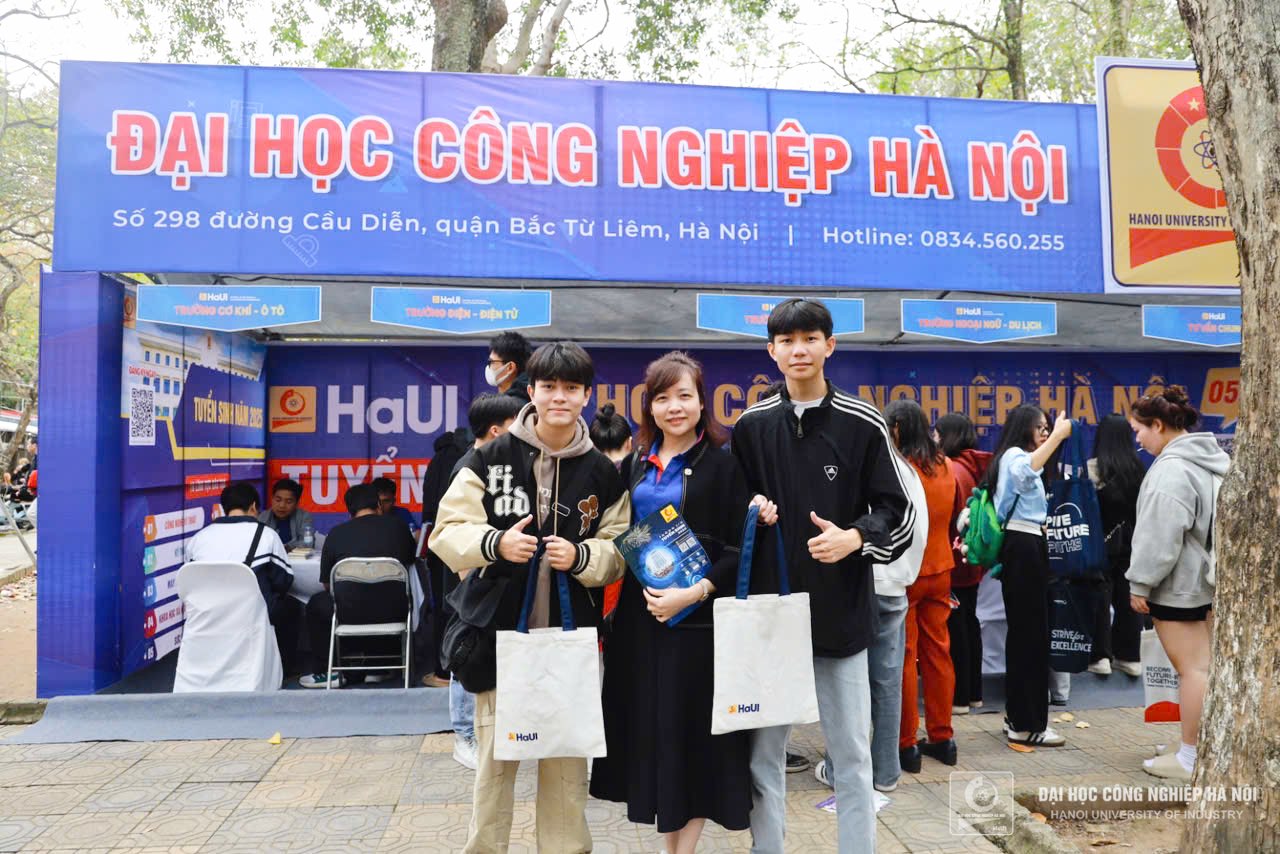 Hàng nghìn học sinh và phụ huynh tìm hiểu 62 ngành/chương trình đào tạo năm 2025 của HaUI. Ngành Điện, Điện tử và Công nghệ thông tin được quan tâm đặc biệt