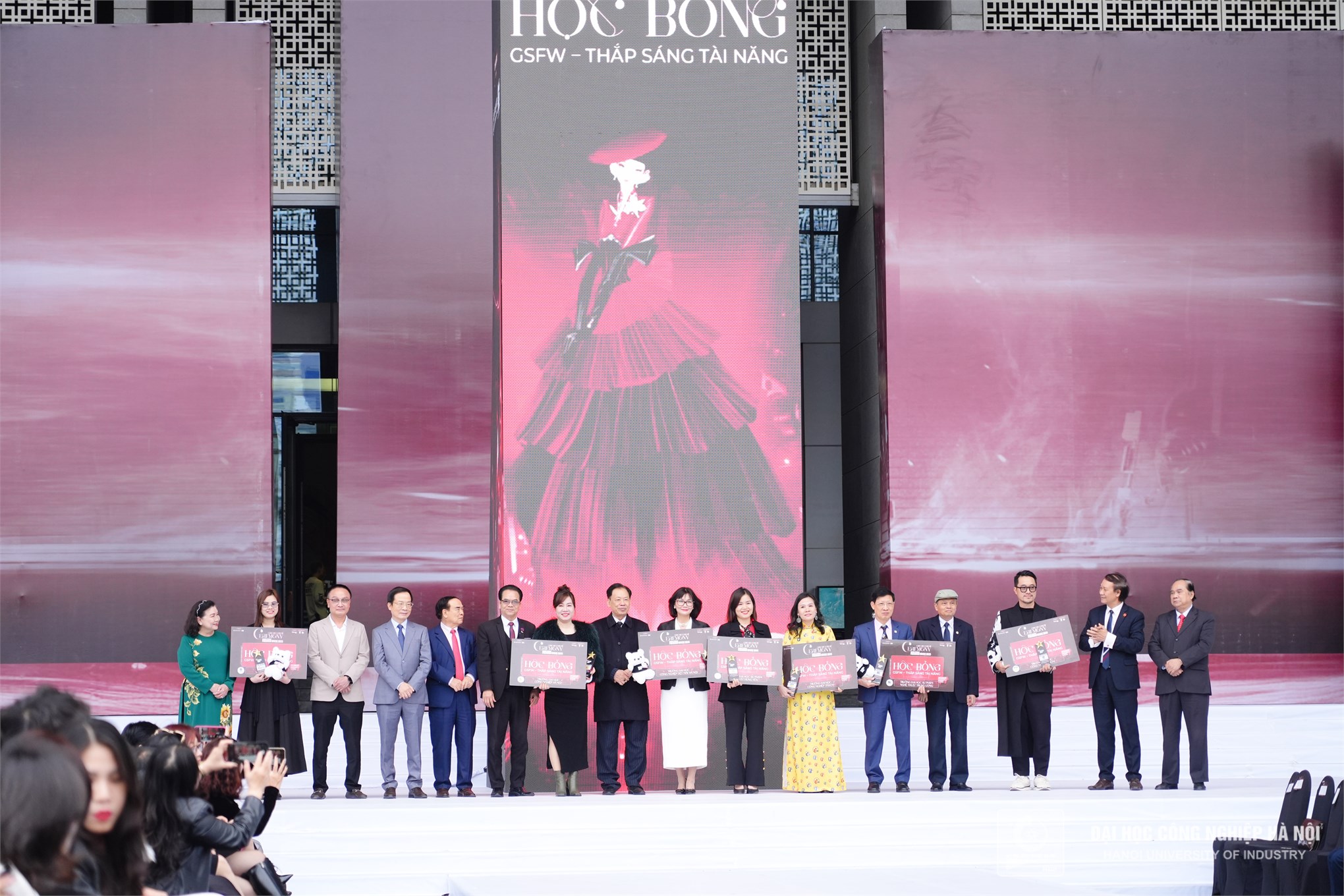 “Hồn Việt” tại Global Student Fashion Week 2025 - Sự giao thoa giữa truyền thống và hiện đại trong thiết kế dạ hội từ sinh viên ngành Thiết kế Thời trang HaUI