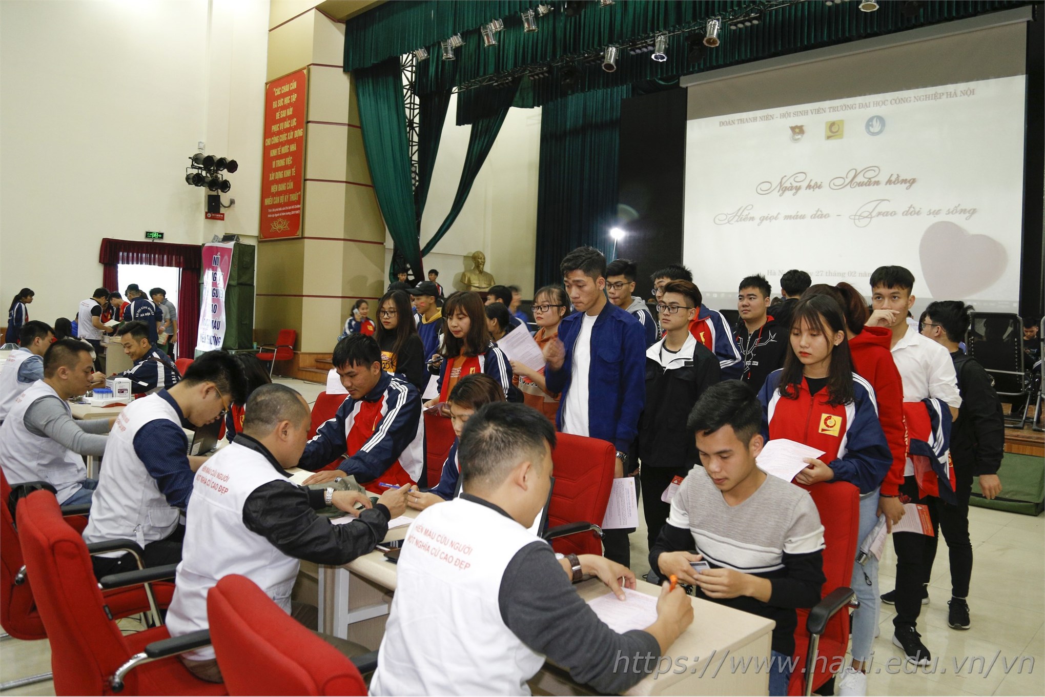 Cán bộ, giảng viên và sinh viênTrường Đại học Công nghiệp Hà Nội hiến tặng gần 2000 đơn vị máu tại Ngày hội Xuân hồng năm 2019