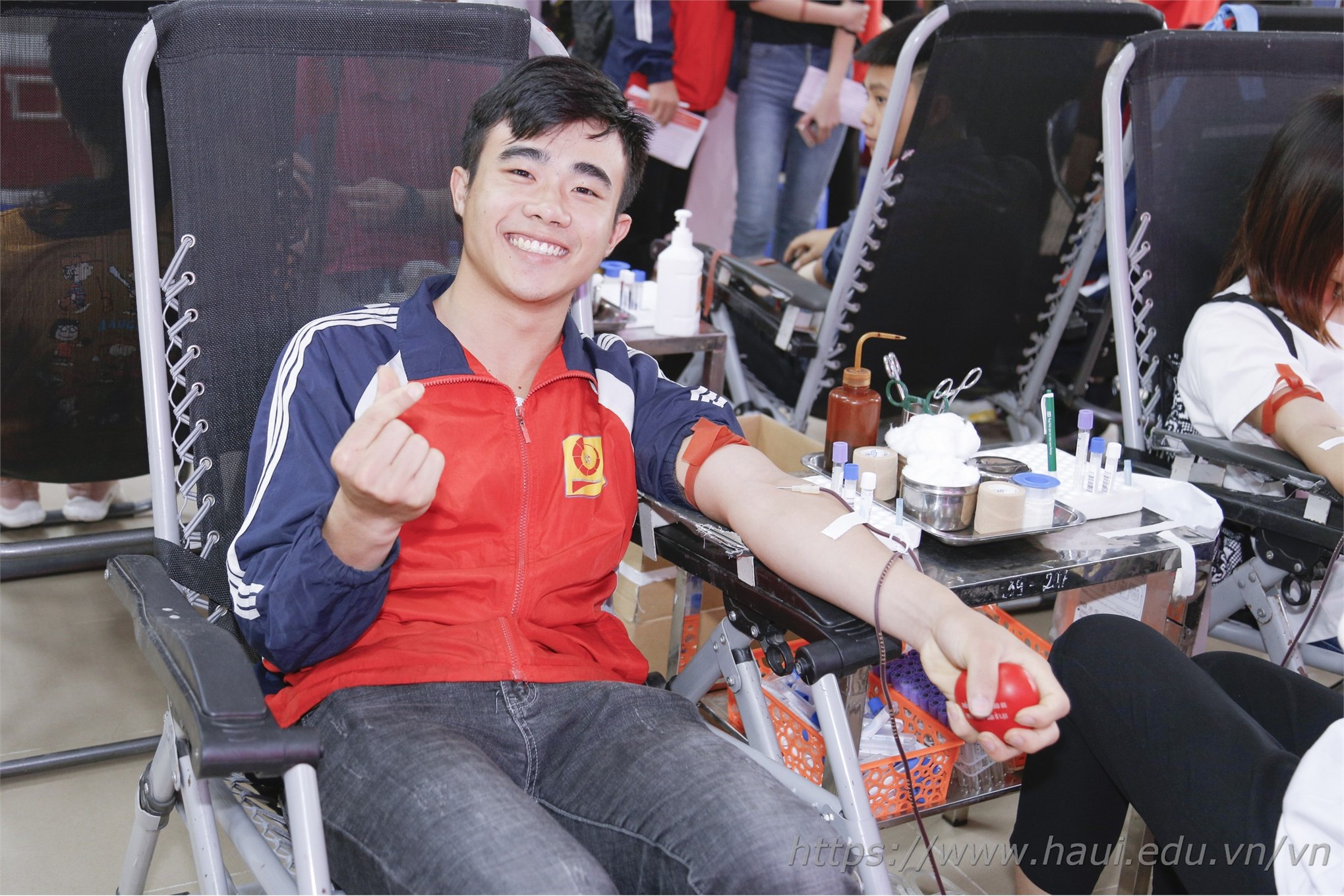 Cán bộ, giảng viên và sinh viênTrường Đại học Công nghiệp Hà Nội hiến tặng gần 2000 đơn vị máu tại Ngày hội Xuân hồng năm 2019