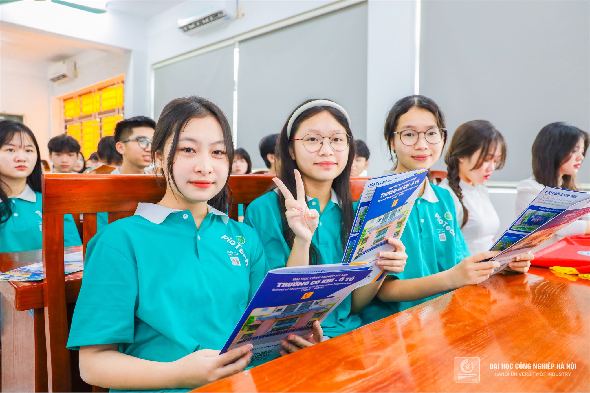 The collaboration with Quoc Oai High School reflects HaUI’s commitment to playing an active role in the community, fostering educational growth, and supporting sustainable development