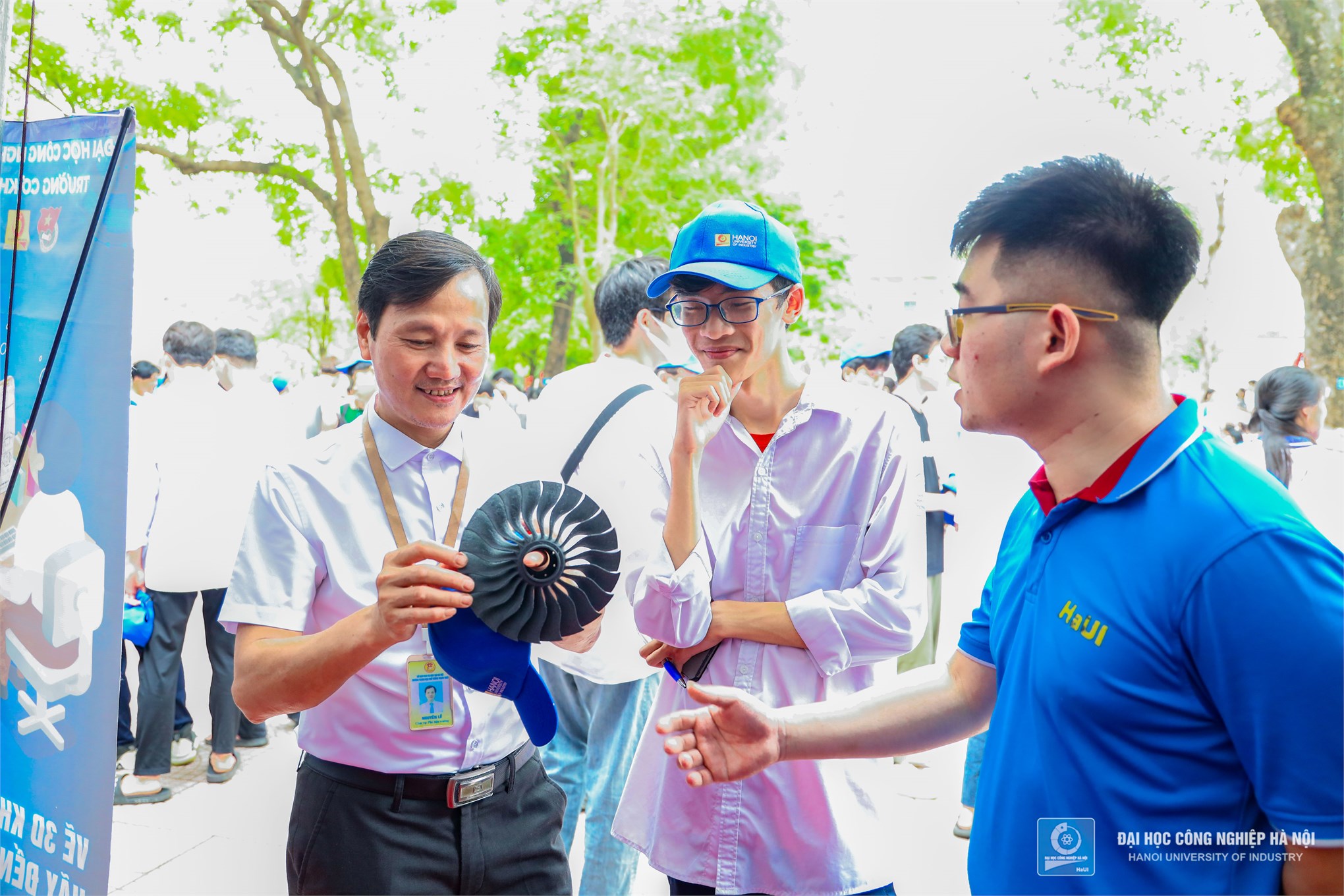 Trường Cơ khí – Ô tô nuôi dưỡng niềm đam mê khoa học và định hướng nghề nghiệp từ nền tảng STEM cho học sinh THPT Thạch Thất, Hà Nội
