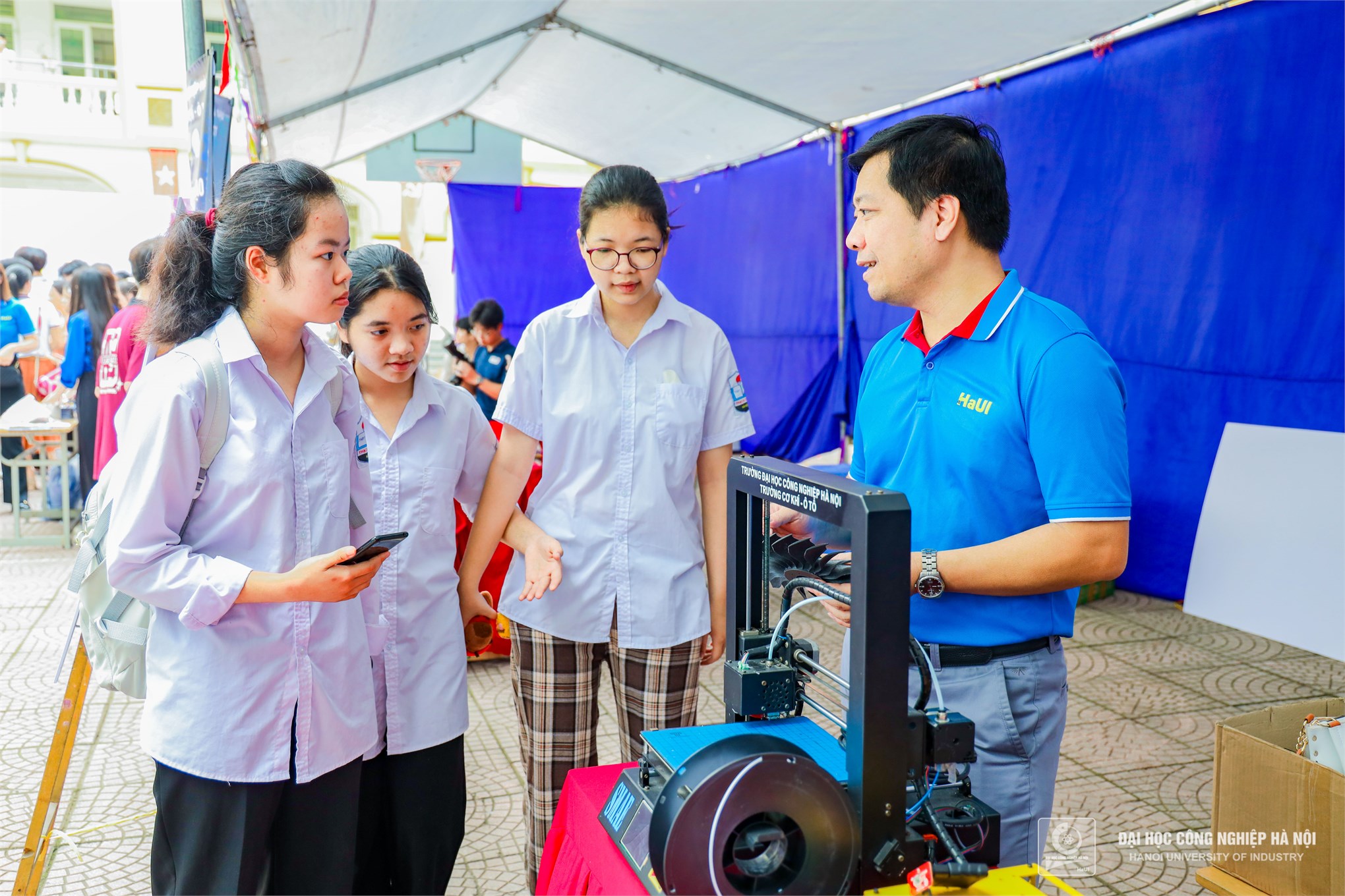 Trường Cơ khí – Ô tô nuôi dưỡng niềm đam mê khoa học và định hướng nghề nghiệp từ nền tảng STEM cho học sinh THPT Thạch Thất, Hà Nội