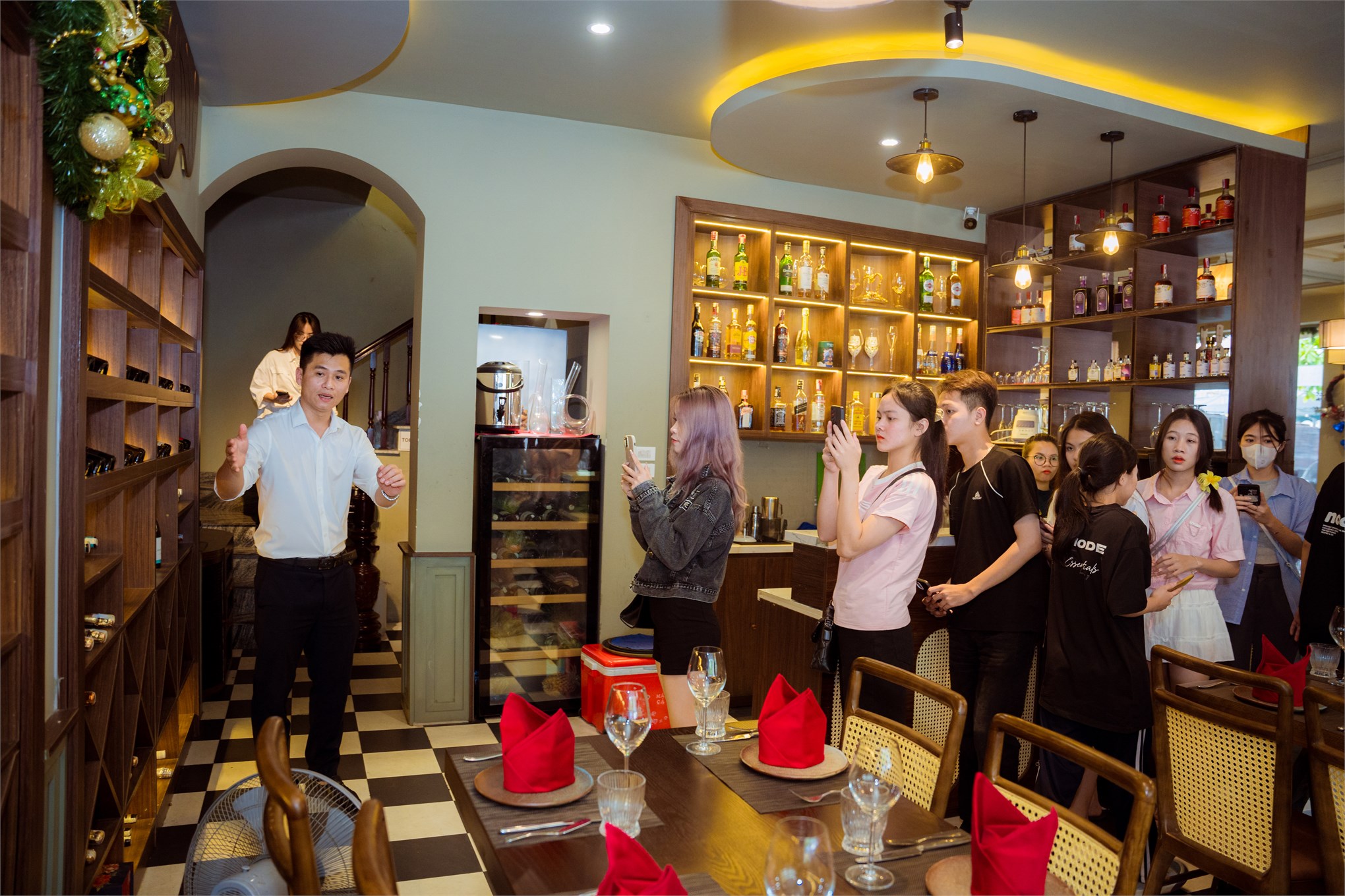 Experiential Learning for HaUI Students Majoring in Hospitality Management, Restaurant, and Food Service Management in Ha Long City