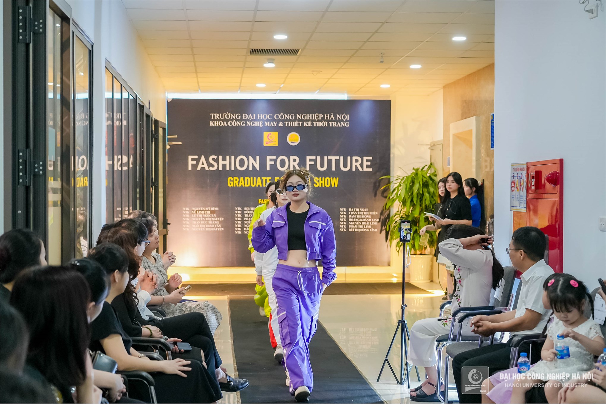 Mãn nhãn với show thời trang tốt nghiệp của sinh viên Khoa Công nghệ May và Thiết kế thời trang 