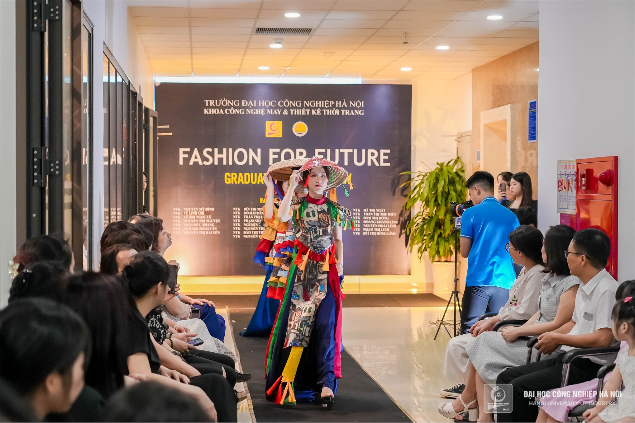 HaUI Students Dazzle at Graduation Fashion Show